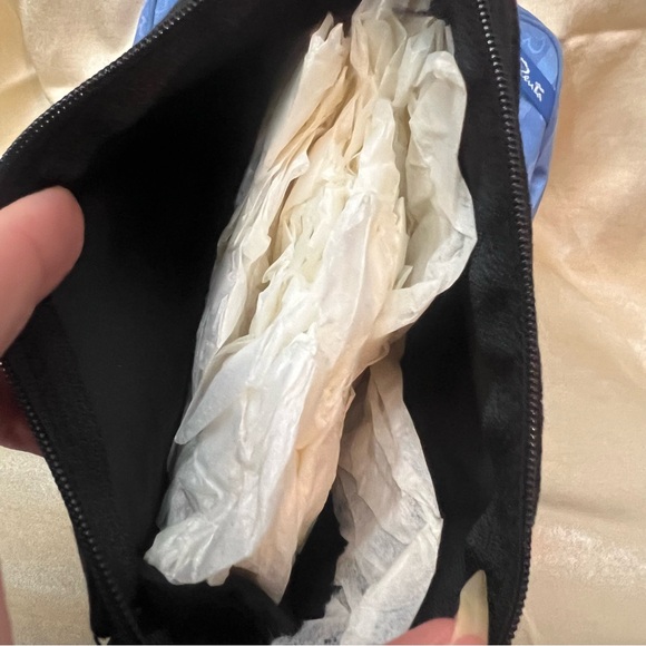 Oscar De La Renta Bundle! NWT Sunnies, NWT Velvet Travel Pouch, NWOT Nylon Pouch - Picture 6 of 16